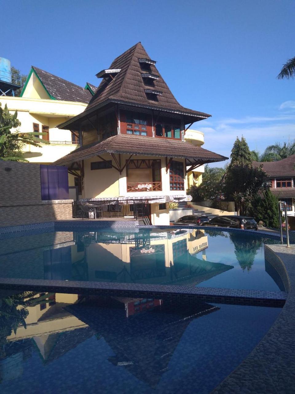 Sapadia Hotel And Cottage Parapat Exterior photo